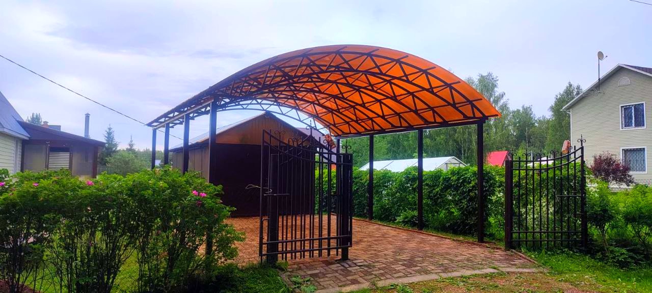 Арочный автонавес с поликарбонатом для дачи Навес-беседка в парке с сотовым поликарбонатом