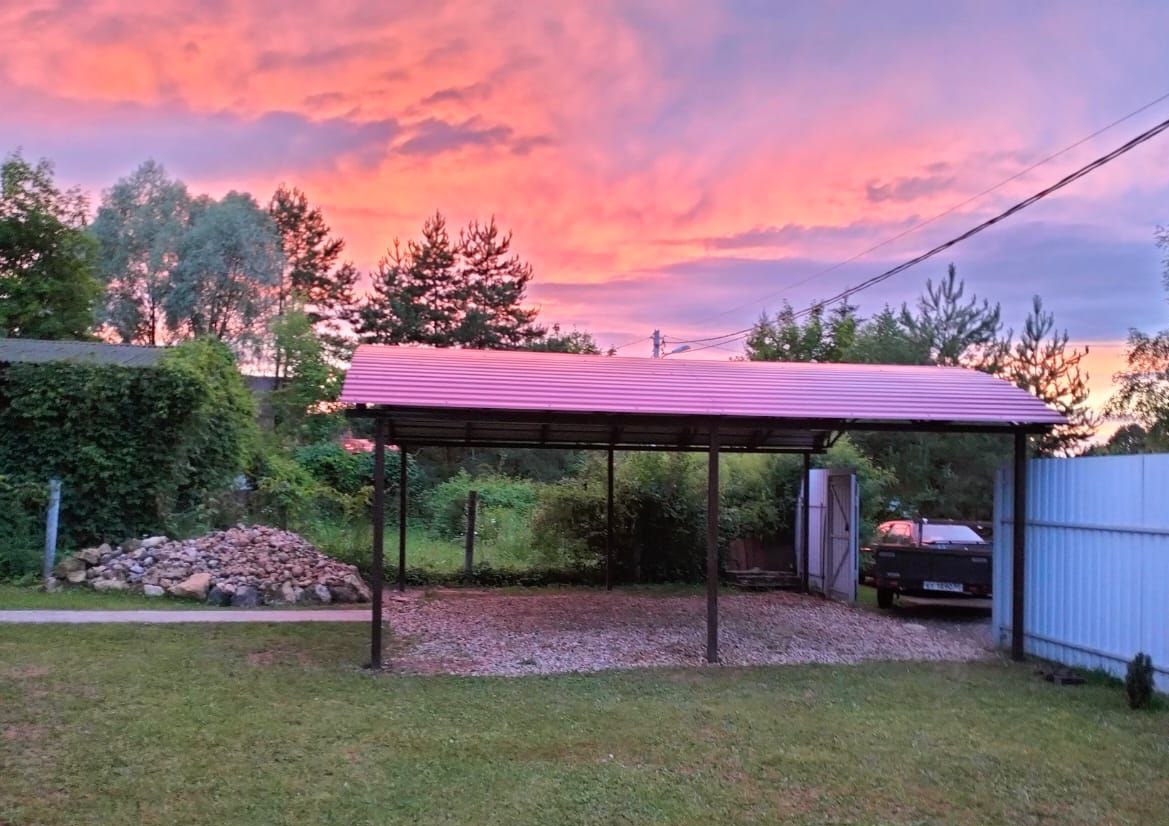 Двускатный автонавес для дачи Односкатный автонавес из поликарбоната в стиле хай-тек для автомобиля