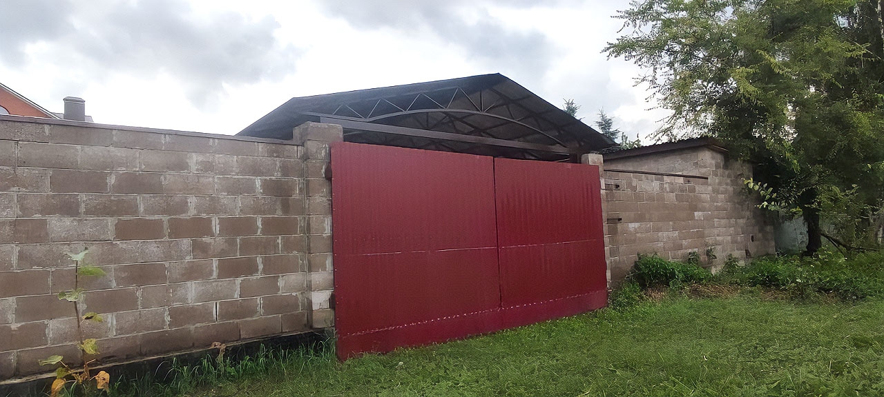 Двускатный навес с поликарбонатом для автомобиля Односкатный автонавес из поликарбоната в стиле хай-тек для автомобиля