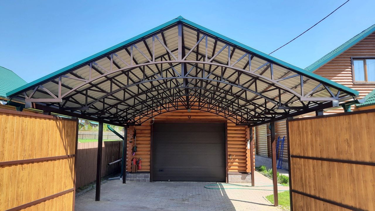 Навес для автомобиля двускатный перед гаражом Односкатный автонавес из поликарбоната в стиле хай-тек для автомобиля