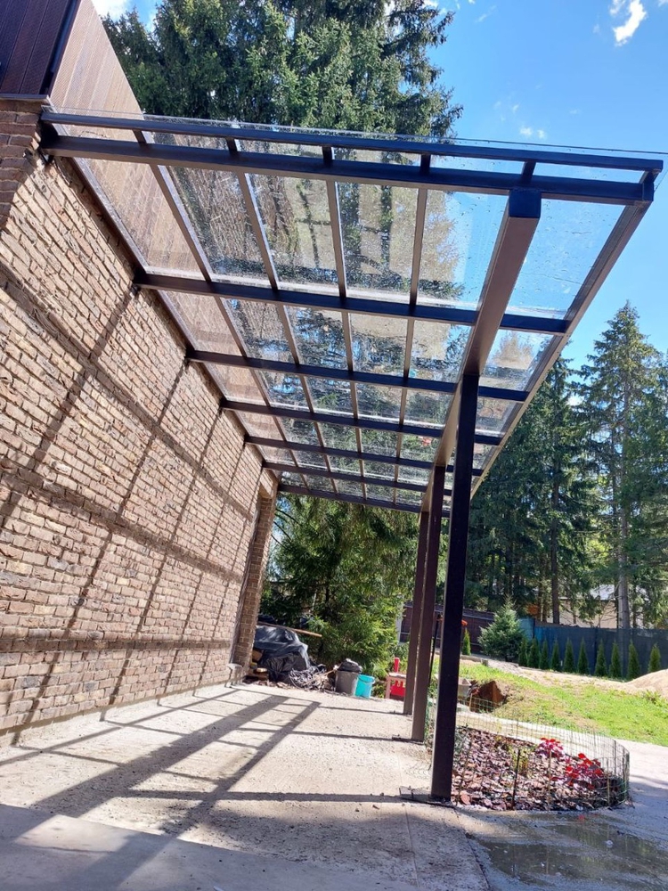 Полузакрытый навес с крышей из поликарбоната