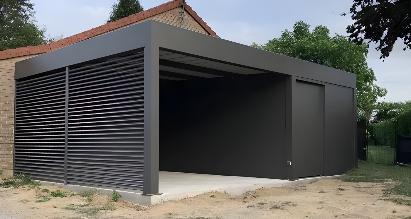 Закрытый автонавес с односкатной крышей из поликарбоната Односкатный автонавес из поликарбоната в стиле хай-тек для автомобиля